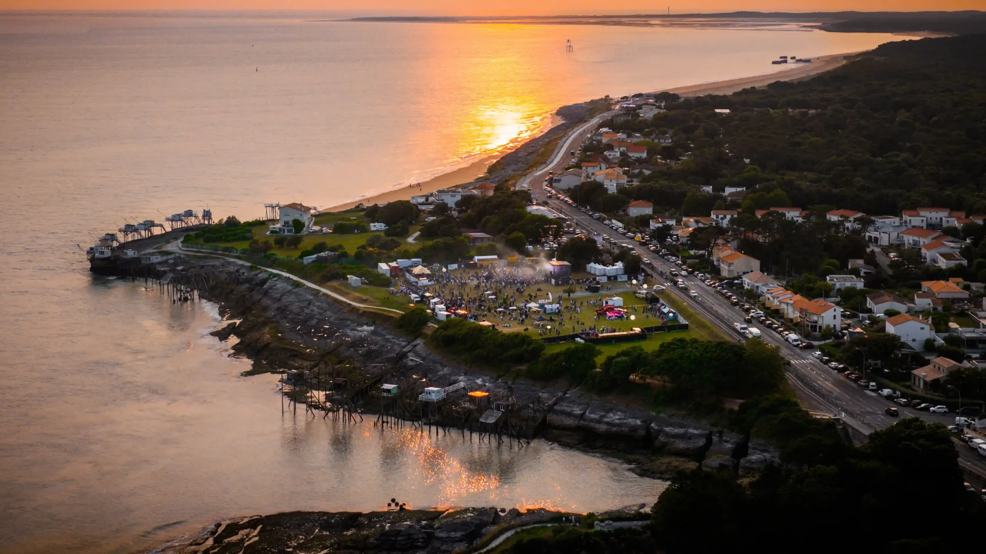 Vue aérienne du festival au coucher du soleil